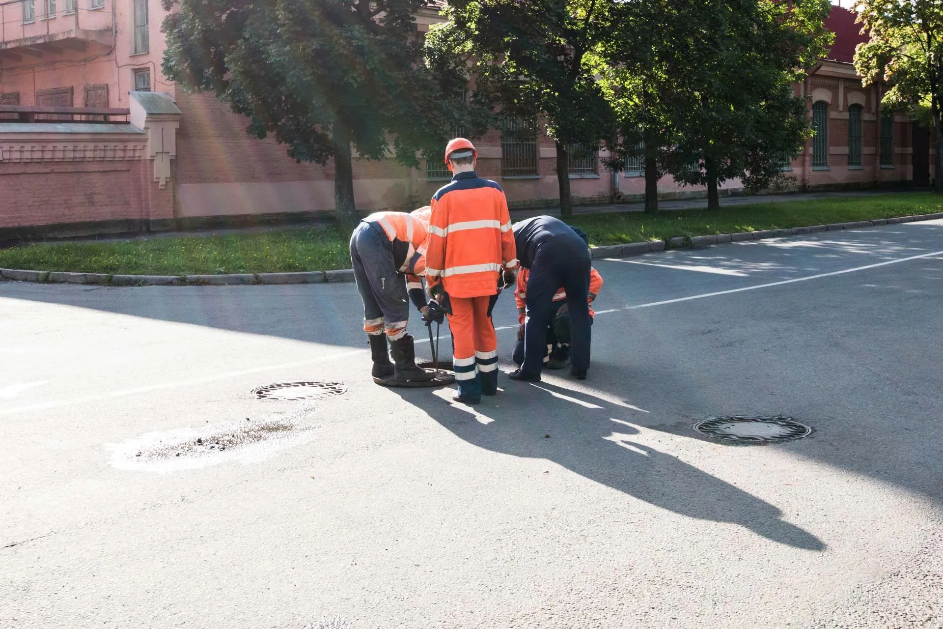 Auszubildende bei der Kanal- und Abflussreinigung
